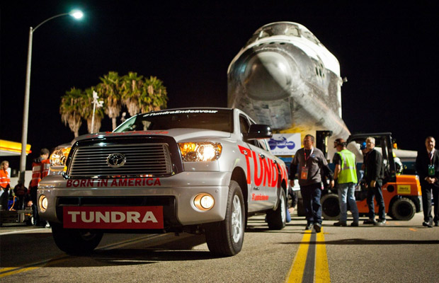 Toyota Tundra trekt de Endeavour Shuttle naar de Expo.